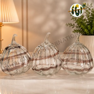 Ensemble de citrouilles en verre soufflé artisanal de luxe, motifs rayés orange, blanc et vert olive, figurines décoratives en verre soufflé Shri - Product Image 2