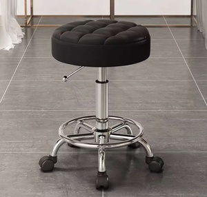 Tabouret bas rond en cuir noir de luxe avec roulettes pour salon de beauté, coiffeur, barbier, cuisine, usage domestique, mobilier de salon - Product Image 1