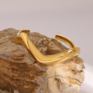 Bracelet en acier titane de style européen et américain, plaqué or 18 carats, surface polie en forme de vague, bijoux unisexes - Product Image 4