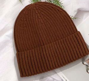 Gorro de punto versátil y moderno para hombre, de otoño-invierno, nuevo, con letras de alfabeto, cálido, de felpa, tipo beanie, con característica de tela común en stock. - Product Image 4