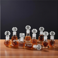 Bouteille en verre réutilisable personnalisée de 50ml & 100ml avec couvercle sculptures impression de logo pour thé vodka whisky boissons énergisantes tequila boîtes emballées