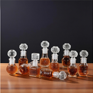 Botella de vidrio reutilizable personalizada de 50ml y 100ml con tapa Tallas Impresión de logotipo para té Vodka <span class=keywords><strong>Whisky</strong></span> Bebidas energéticas Tequila Cajas empaquetadas - Product Image 2
