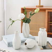 Vase en céramique d'argile blanche, style minimaliste moderne pour l'intérieur, pièce créative et simple pour arrangement floral réaliste dans le salon