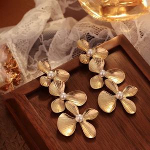 ต่างหูระย้าทรงดอกไม้ประดับเพชรชุบทองอัลลอยด์สไตล์ยุโรปอเมริกันยุคกลาง ดีไซน์หรูหราแบบเรโทร - Product Image 4