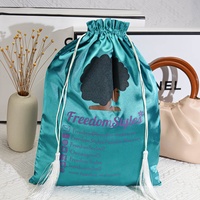 Sac de rangement en satin avec cordon de serrage pour chaussures, sous-vêtements, anti-poussière, avec pompon, logo personnalisé imprimé, sac en satin pour extensions de cheveux en soie