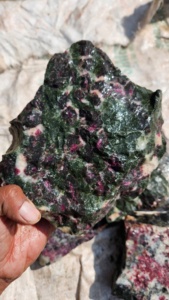 Ấn Độ làm thô eudialyte đá với kết hợp tự nhiên thô hình tùy chỉnh eudialyte đá để bán bởi các nhà xuất khẩu - Product Image 2