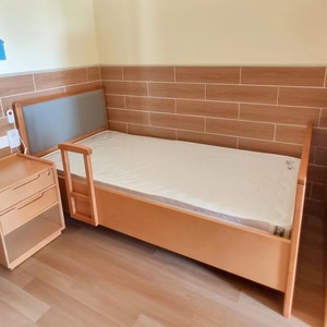 Cama de madera maciza para personas mayores con barandillas, color albaricoque, modelo KM ZLC07, diseño de caja baja, cama de hospital. - Product Image 1
