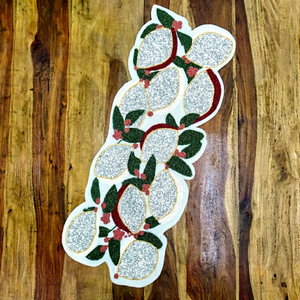 Chemin de table brodé avec des feuilles blanches, du feuillage vert et des baies rouges, décoration traditionnelle pour la maison, tissu lavable - Product Image 1