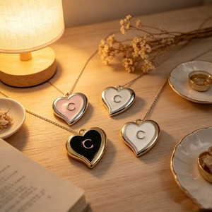 Pendentifs en forme de cœur avec initiale C, bijoux en alliage plaqué or, cadeau unisexe tendance, style romantique - Product Image 3
