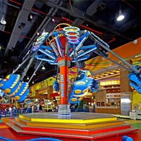 Manège coloré à levage rotatif pour parc d'attractions extérieur, avec tir aérien spectaculaire