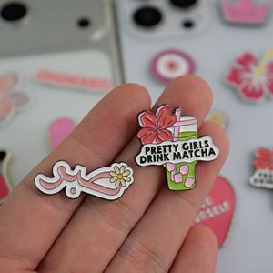 Модный современный металлический значок для женщин с эмалью в форме сердца для повседневного декора телефона и украшения - Product Image 2