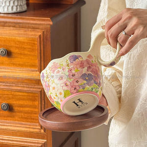 Tazza da Caffè con Manico Curvo Beige con Fiori in Fiore, Cucchiaio, Tazza per Colazione, Ciotola per Avena, Tazza in Ceramica Colorata e Vivace in Stile Ins - Product Image 2