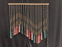 Décoration murale bohème faite à la main en macramé avec perles en bois et pompons colorés pour la décoration de chambre