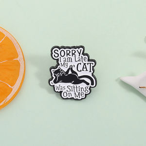 ขออภัยฉันมาสายแมวของฉันกำลังนั่งอยู่กับฉันเข็มกลัดเคลือบเข็มกลัดแมวสีดำน่ารักเครื่องประดับป้ายปกเสื้อขายส่ง - Product Image 2