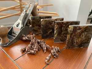 Ensemble de dessous-de-verre en résine décorative, conçu pour la protection de la table et son attrait esthétique, ce qui le rend parfait pour le salon - Product Image 4