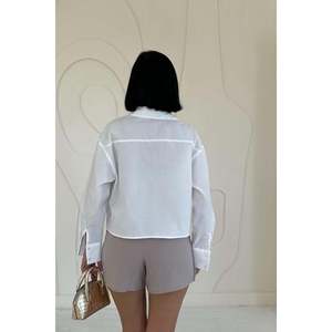 Camisas de Popelina Blancas para Mujer con Bolsillos de Ribete - Venta al por Mayor - Product Image 1