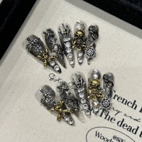 Faux Ongles à Coller en Gros, Dégradé Noir et Argent, Base Nude, Breloques Métalliques 3D Crâne et Toile d'Araignée, Longs Stiletto