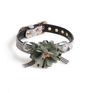 <span class=keywords><strong>Collar</strong></span> de cuero PU de lujo para mascotas de alta calidad para perros y gatos, seguro Breakaway, hermoso estampado de flores, patrón sólido, cinta elegante, pluma - Product Image 6