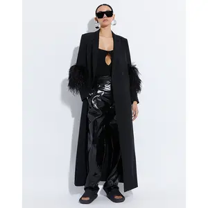 マットクレープ細長い黒のコートと羽最新のファッションデザイン女性のための高品質のカスタムコート