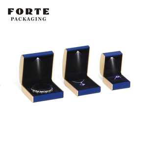 Boîtes à bijoux LED FORTE bleues <span class=keywords><strong>pour</strong></span> boucles d'oreilles et bagues, <span class=keywords><strong>avec</strong></span> insert en cuir et velours de luxe, boîte à bijoux LED personnalisée <span class=keywords><strong>avec</strong></span> logo - Product Image 5