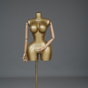 Maniquí de Torso Femenino de Talla Grande con Acabado Galvanizado en Oro y Brazos Desmontables - Product Image 1