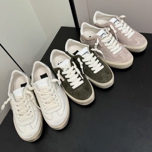 Zapatillas deportivas retro con efecto desgastado en forma de estrella, punta redonda, suela plana, versátiles, informales, blancas - Product Image 1