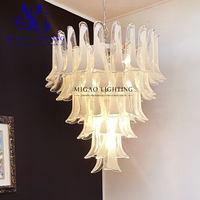 Lustre médiéval français de luxe, pendentif en verre transparent dégradé blanc fait main en forme de pétale, suspension métallique, pour plafond haut de duplex ou loft