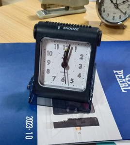 סיטונאי מותג פנינה קוורץ שעון מעורר נסיעות שולחן שעון צעדי שעון מעורר מנגנון תנועה עם ידיים BH-03 - Product Image 2