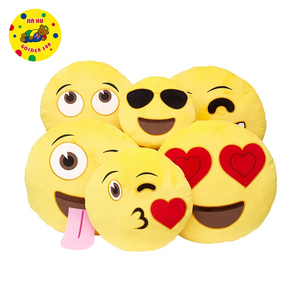 Coussin décoratif en peluche jaune personnalisé en usine, motif émoticône, en coton et polyester avec rembourrage en PP moelleux, sans colorant AZO, jouet en peluche mignon à double usage - Product Image 6