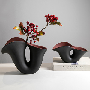 Vase en céramique géométrique noir en forme de trompette Alien pour la décoration intérieure - Product Image 3