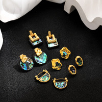 Boucles d'oreilles rétro en coquille d'ormeau naturelle irrégulière, accessoires élégants et sophistiqués avec une touche de charme artistique.