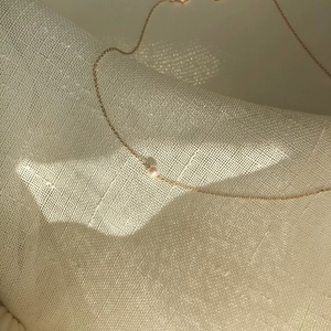 Collier ras du cou en mini-perles exquises de Jian Mei Designs, style simple et polyvalent, ultra-fin - Product Image 3