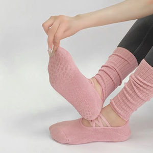 Chaussettes antidérapantes à logo personnalisé, prix usine, pour femme, idéales pour le barre, le yoga et le pilates. - Product Image 5
