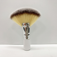 Superzachte witte nylon blush poeder foundation kwast, enkelvoudige gezichts-fankwast, kort, dik, pluizig, peel-design voor gezichtsreiniging