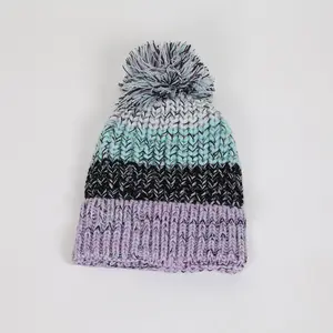 Mehrfarbige Rippen mütze im Freien Dicke warme Mischfarbe Trendy Winter Elastic Cuffed Hüte mit Pom Pom