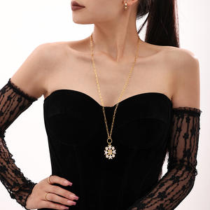 Collar de Joyería de Moda con Colgante de Copo de Nieve Navideño de Esmalte y Circonita, Acero Inoxidable, Chapado en Oro de 18K, Venta al por Mayor para Mujer 2026 - Product Image 2