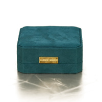 Boîte cadeau personnalisée réutilisable en carton rigide de qualité supérieure en velours suédé vert avec insert noir et logo quadricolore pour bague et collier