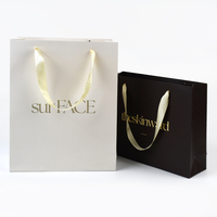 Sacs shopping personnalisés en papier mat blanc et noir avec logo doré pour emballage de cadeaux et vêtements, faible MOQ, OEM, vente en gros