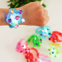 Anneaux lumineux LED clignotants colorés pour fête, accessoires de fête d'anniversaire et de remise de diplôme, durables pour l'extérieur, cadeaux et faveurs de fête