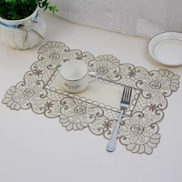 Nappe de table classique européenne Ychon en gros, chemin de table brodé ajouré pour la décoration de table de mariage et de fête