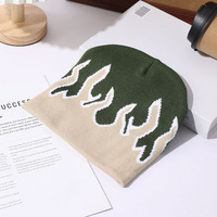 Gorro de punto acrílico personalizado estilo urbano con diseño de llamas, estilo hip-hop, con bloques de color y jacquard de llamas.