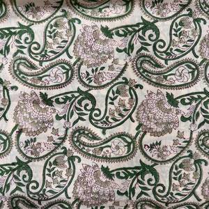 Tissu en coton imprimé à la main - Motif floral Paisley vert sauge et blanc cassé, tissu en coton imprimé à la main de Jaipur - Product Image 4