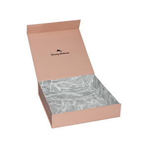Boîte d'emballage pliable personnalisée rose mat pour maillots de bain, recyclable, avec fermeture magnétique et motif ondulé en relief - Product Image 1