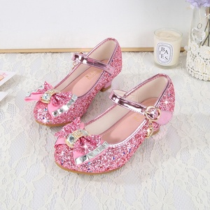 Scarpe Da Sposa Con Tacco Basso A Blocchi, Punta Decorata Con Perle E Fiocco In Raso. Eleganti E Comode Décolleté Da Sposa, Perfette Per Ballare E Per Il Grande Giorno