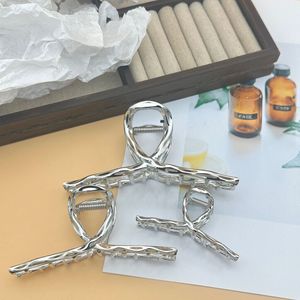 Pinzas de Pelo Metálicas Tipo Garra de Tiburón al por Mayor, Tamaños Grande, Mediano y Pequeño, Versátiles y Elegantes para Peinados y Accesorios para el Cabello - Product Image 3