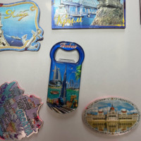 Aimant promotionnel de réfrigérateur de bière en métal bon marché avec logo personnalisé Décapsuleur Dubai Souvenirs italiens Aimant de décapsuleur à sublimation