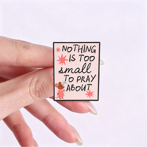 Broche en émail rose carrée inspirante avec motif souris, motif floral étoilé, broche graphique souris, avec la citation 'Rien n'est trop petit pour prier', pour sac à dos - Product Image 2