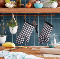Ensemble de gants de four durables KitchenAid KA Gingham OM en coton, 7"x13", couleur Milkshake