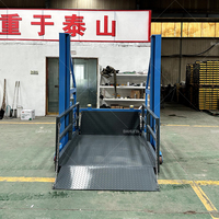 Plateforme de levage et de déchargement de conteneurs verticale hydraulique mobile pour la manutention des marchandises en entrepôt et sur camion
