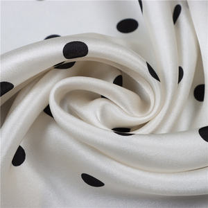 Sciarpa da Donna di Lusso in <span class=keywords><strong>Seta</strong></span>, Quadrata 53cm, Stampa Pois Bianco e <span class=keywords><strong>Nero</strong></span> - Product Image 3